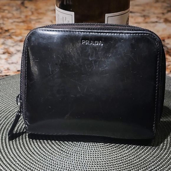 Vintage Prada leather wallet w zipper. Pre-owned, good condition, clean. - Picture 11 of 16